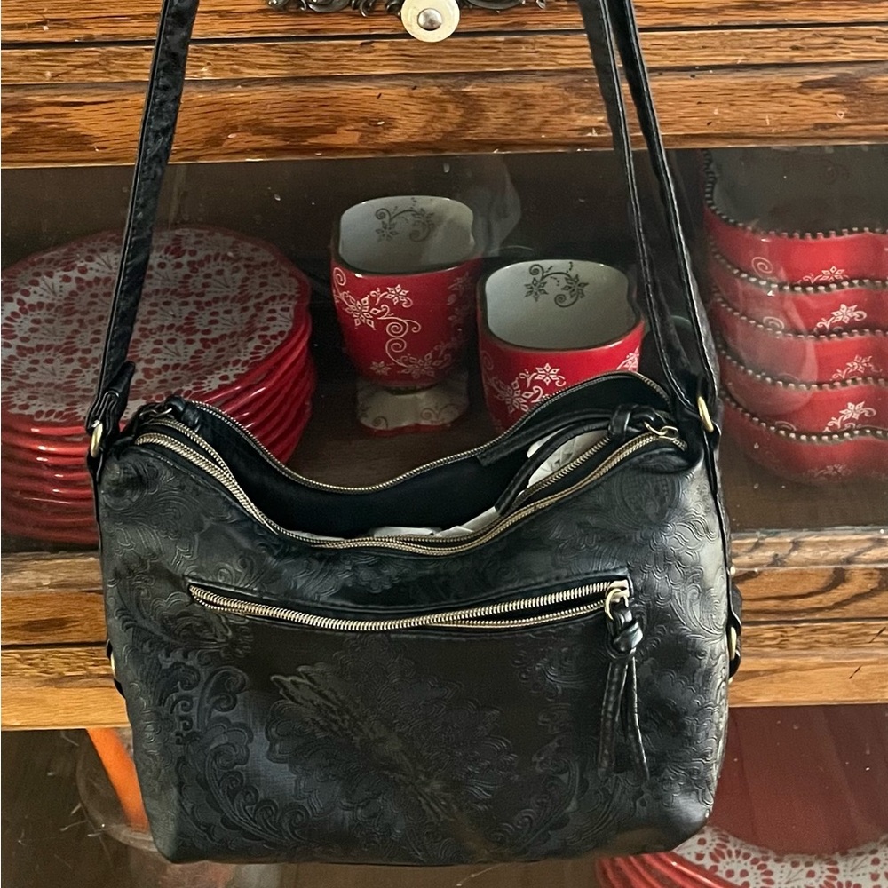 Black handbag in really good shape. 10” x 7” x 5” with 22” handle drop